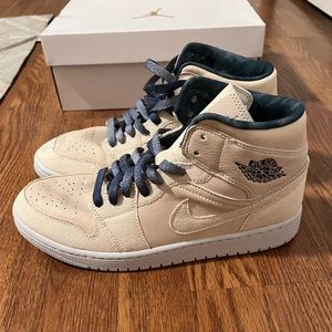 Women’s Nike Jordan Mids, Cream, 10.5 US